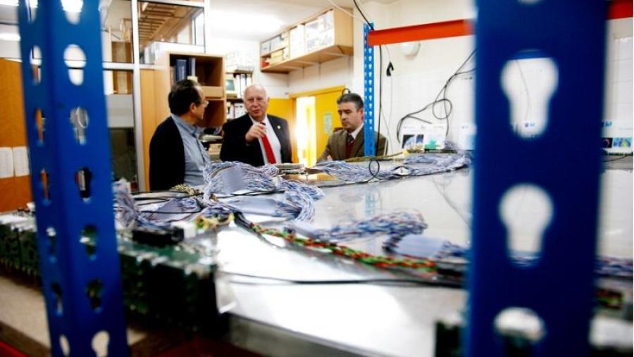 O reitor coñeceu os detalles do detector instalado na Facultade de Física da man do profesor Juan A. Garzón e do decano Luís Miguel Varela Cabo. Foto: Servimav-USC