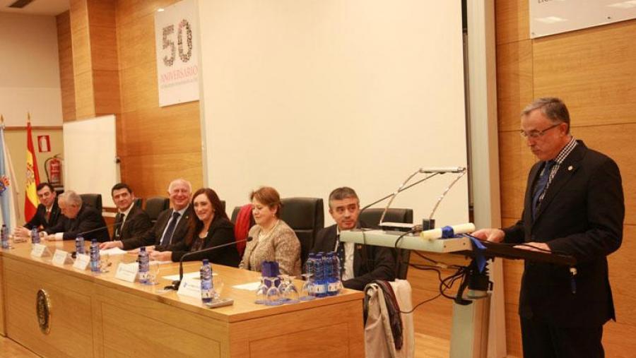En primeiro termo o profesor Juan José Nieto logo da imposición da Insignia de Ouro da USC. Foto: Servimav-USC