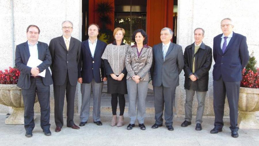 O director da Fundación CEER e profesor da USC, Rubén Lois, á esquerda xunto co resto de representantes das entidades organizadoras