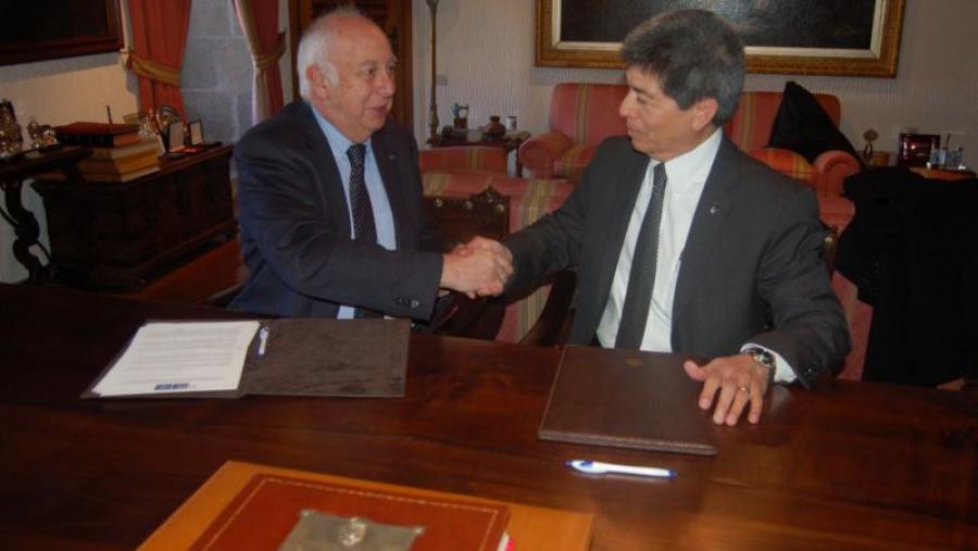 Juan Casares e Fernando León no momento da sinatura protocolaria celebrada no Colexio de San Xerome.