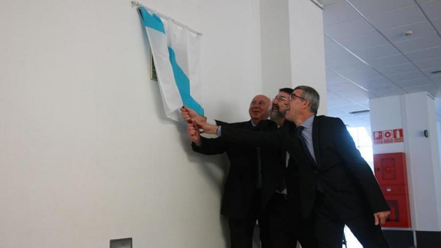 Momento do descubrimento da placa conmemorativa, coa participación de Juan Casares, Juan Gestal e Luis Verde. Foto: Servimav-USC