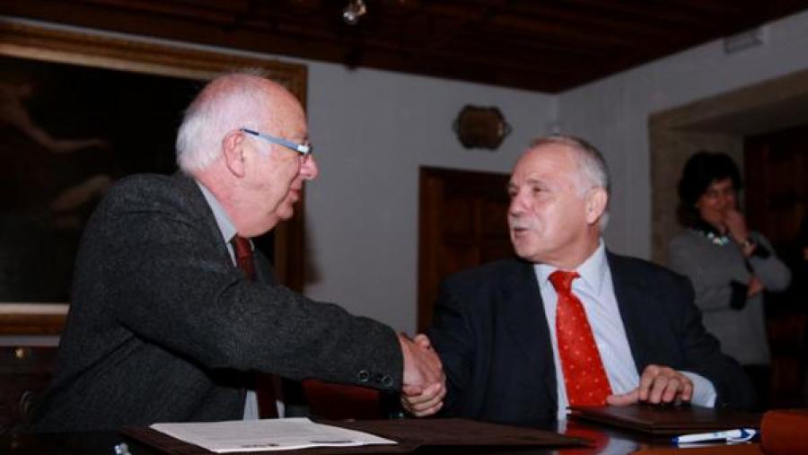Juan Casares e Javier Jiménez Calavia asinaron o encontro no despacho reitoral. Foto: Servimav-USC