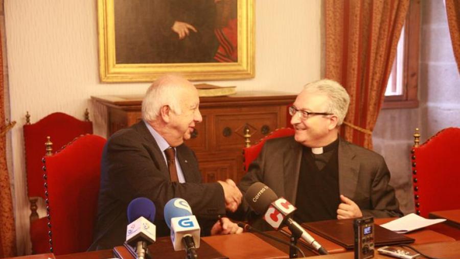 Asinaro o acordo o reitor da USC e o director da Fundación Catedral de Santiago. Foto: SERVIMAV-USC