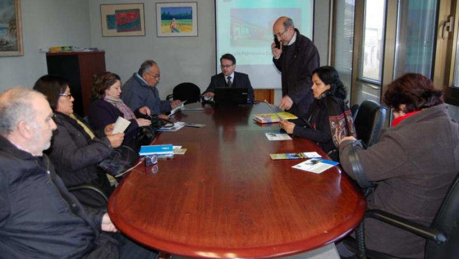A delegación peruana e profesores do campus, na Escola Politécnica