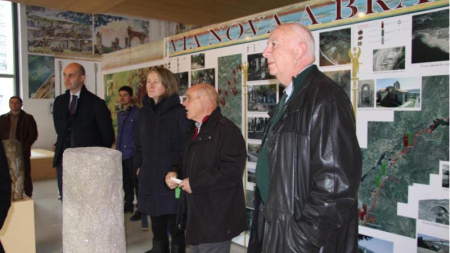 O reitor e directora xeral de Patrimonio Cultural reciben as explicacións do profesor Colmenero en presenza do alcalde José Antonio Armada