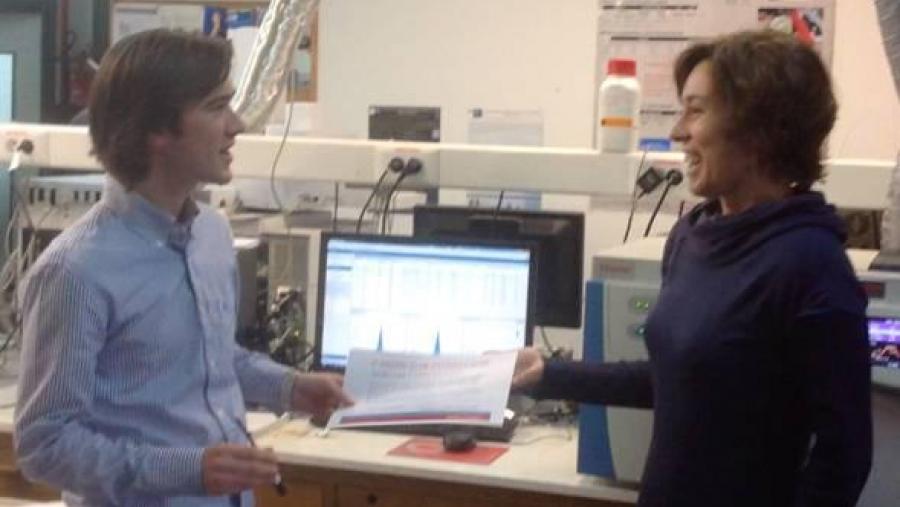 Susana Manrique, delegada de Sigma-Aldrich Química, fixo entrega do diploma acreditativo do premio a Gerardo Alvarez nas dependencias do Laboratorio na USC