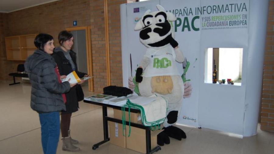 Dúas persoas achegánse ao posto informativo sobre a PAC instalado na Escola Politécnica Superior do campus de Lugo