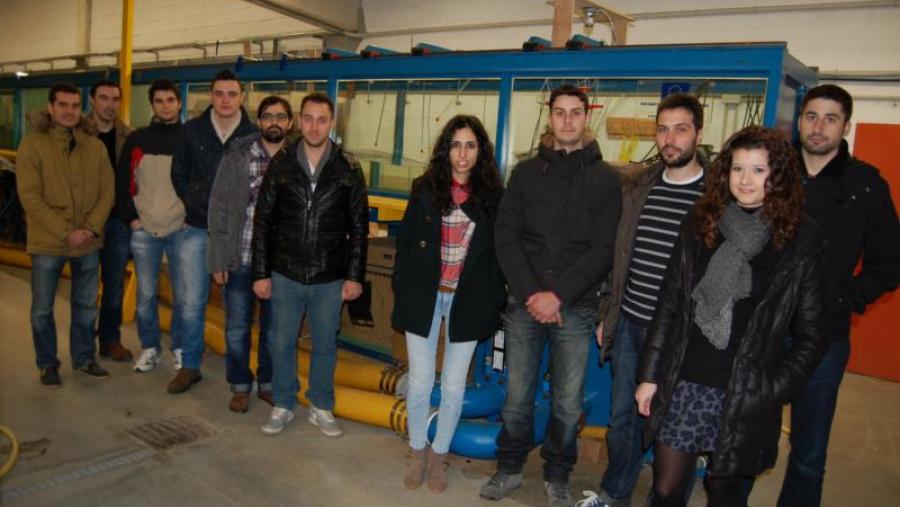 Membros do Grupo de Investigación en Enxeñaría Civil e Enerxías Mariñas da USC, diante da canle de ondada e correntes, na Escola Politécnica Superior