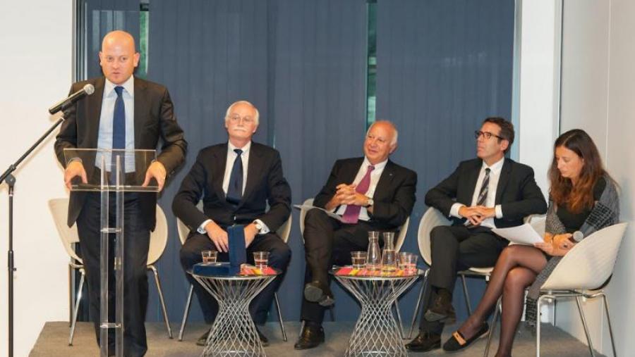 Instante do acto de entrega do premio na edición pasada Foto: GCU