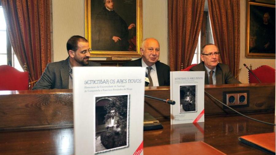 Presentaron o volume, de esquerda a dereita, Henrique Monteagudo, Juan Casares e Juan L. Blanco (Foto. Santi Alvite)
