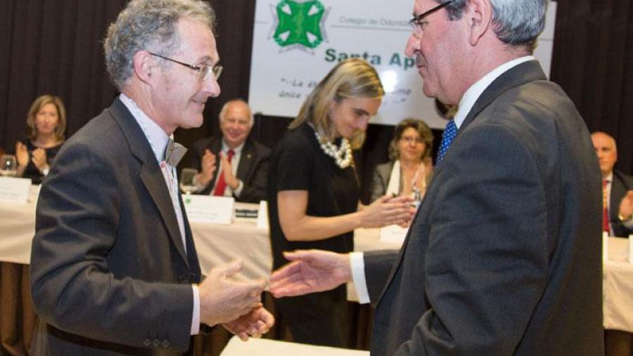 Ángel Carracedo, nomeado membro de honra do Colexio de Odontólogos da Coruña