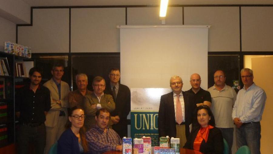 Investigadores da e responsables da cooperativa Feiraco, nunha reunión de traballo