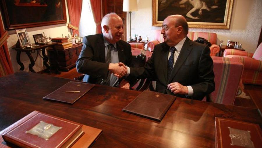 O reitor e o presidente José L. Fondo Aguiar no acto protocolario de sinatura do acordo. Foto: Servimav-USC