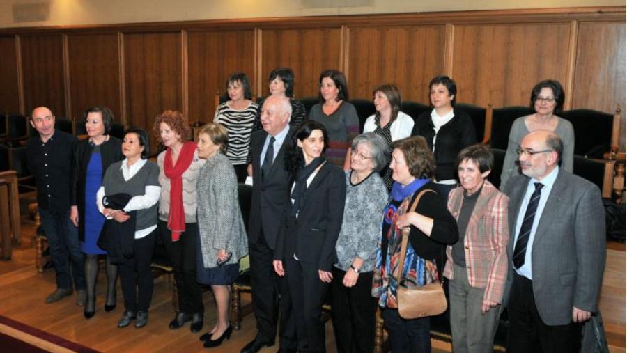 O reitor e demais autoridades presentes no acto, xunto con integrantes da Escola Infantil Breogán ao remate do acto. Foto: Santi Alvite