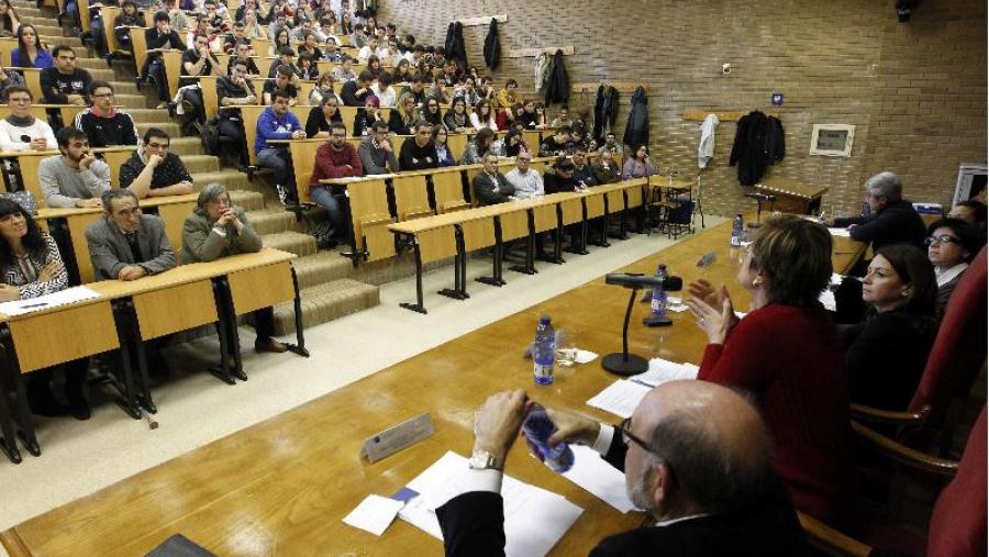 Estudantes e relatores que participaron no foro sobre delito fiscal e branqueo de capitais celebrado en ADE