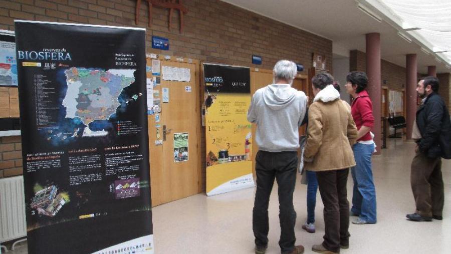 Público olla os carteis da mostra 'Reserva da Biosfera', instalada na Escola Politécnica