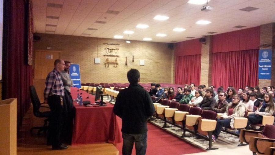 Alejandro Rey e Jesús Busto, na súa intervención na Escola Politécnica Superior de Lugo