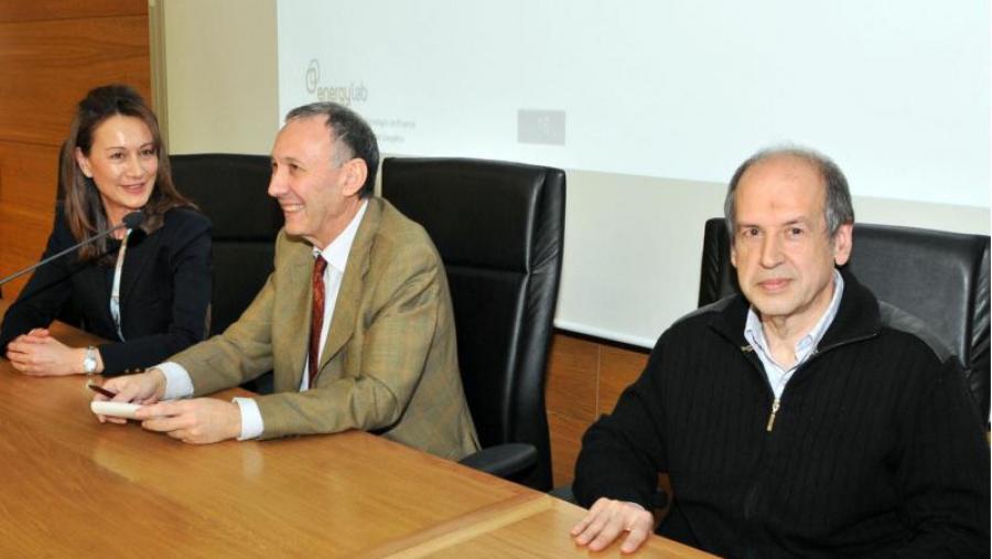 Francisco González, no centro, acompañado de Rocío Fernández e Juan Arias. Foto: Santi Alvite