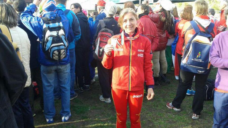 A atleta coa medalla que acredita como subcampioa do mundo