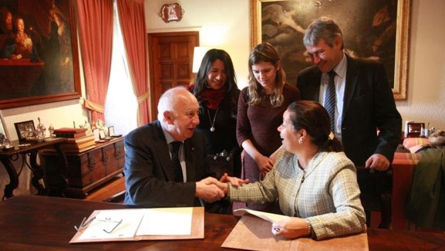 O reitor Juan Casares e a súa homóloga Fátima Ferreira nun momento da sinatura este luns no Colexio de San Xerome. Foto: Servimav-USC