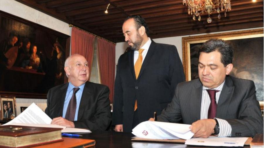 O reitores Juan Casares e Gerardo Téllez asinan o convenio ante o subsecretario de Educación Pública de Hidalgo Rolando Durán. Foto: Santi Alvite