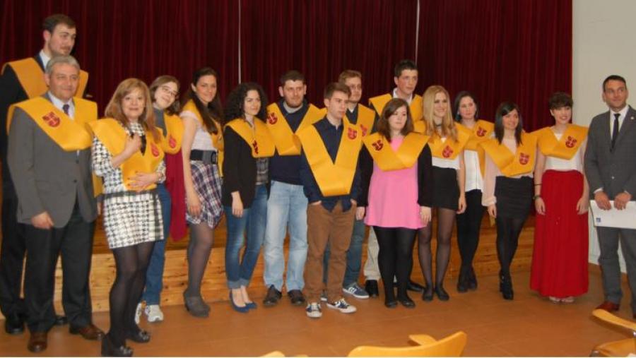 García Herradón e Carmen Varela, á esquerda, con estudantes da última promoción da residencia Bal y Gay e co equipo de dirección do centro