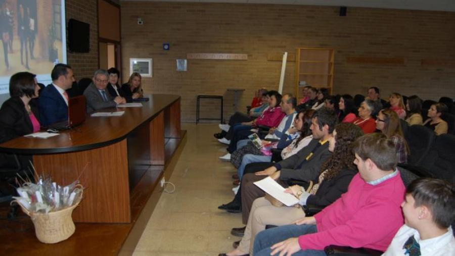 Cerimonia de entrega de diplomas ás persoas que participaron no proxecto 'Abrimos unha fiestra ao mundo para TI(C)'