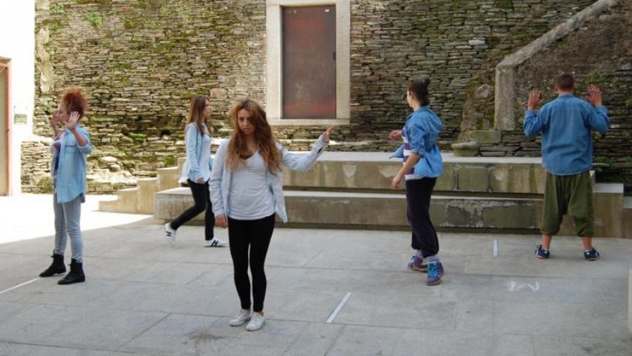 Integrantes da compañía danzaUSCLugo, na estrea da coreografía na Praza do Cantiño