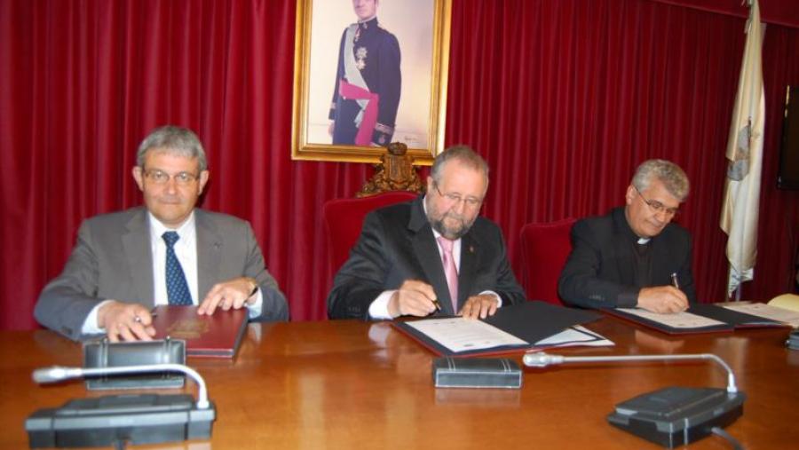 García Herradón, López Orozco e Vázquez Carballo, na sinatura do convenio