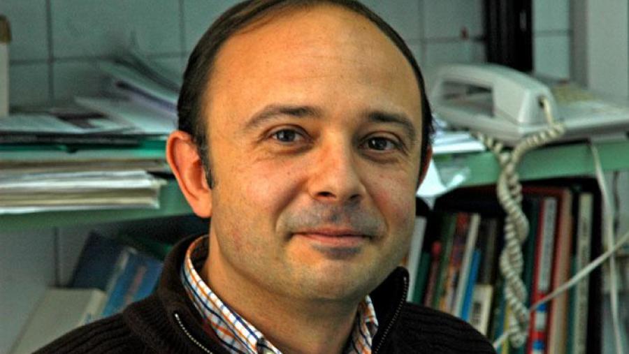 O profesor Alberto Ruano lidera a investigación sobre a relación entre cancro de pulmón nos suxeitos non fumadores e gas radón