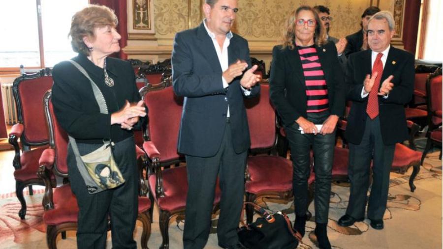 Profesores xubilados da Facultade recibiron a insignia do centro. Foto: Santi Alvite