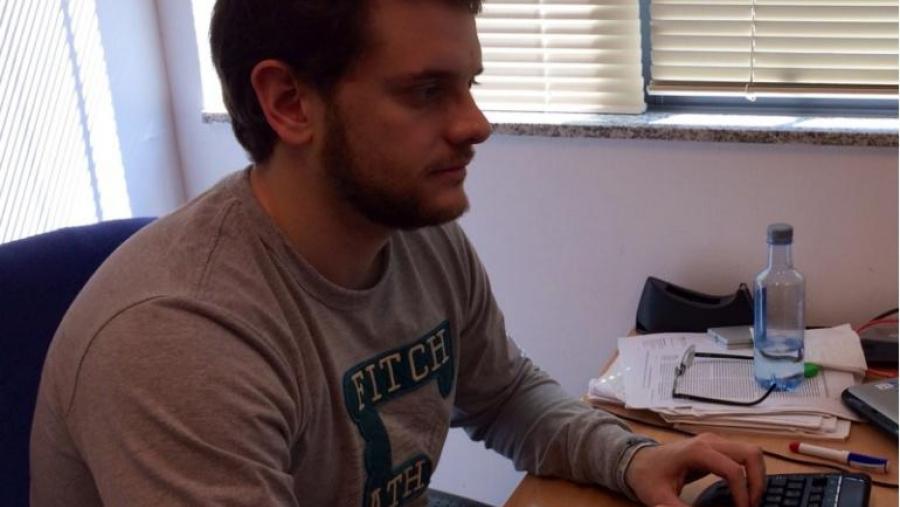 Cristian González é o autor principal do artigo de réplica publicado na revista