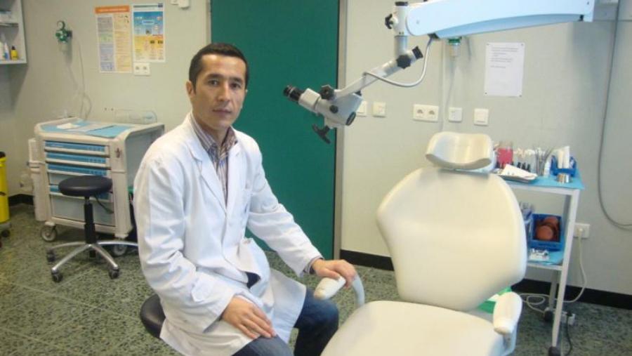 Jamol Erghasev no laboratorio