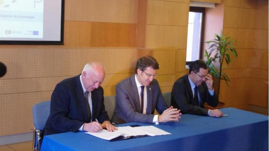 O reitor Juan Casares no acto protocolario de sinatura celebrado en Vigo. Foto: Agrupación Europea de Cooperación Territorial