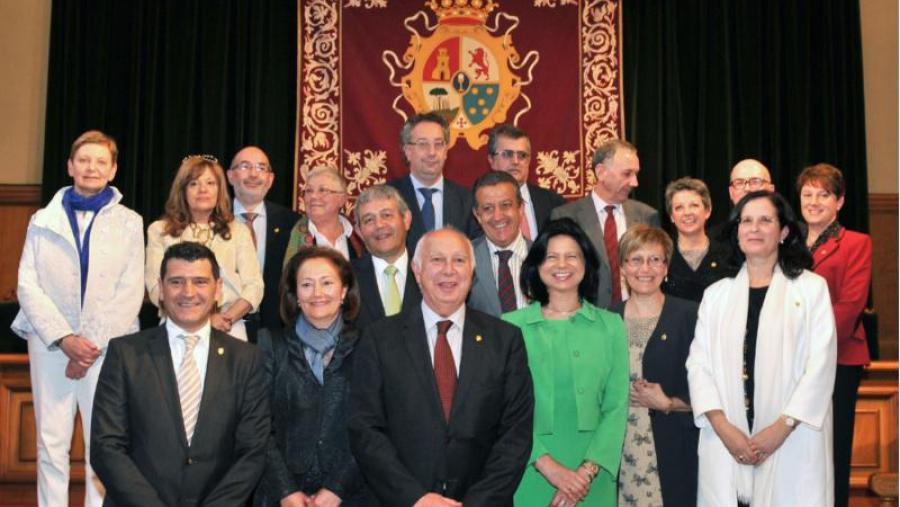 O reitor xunto a integrantes do seu equipo de dirección nestes últimos catro anos. Foto: Santi Alvite