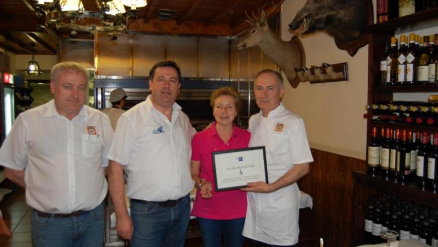 A vogal da AAAAUSC Julia Melgar, entre os responsables do restaurante Fonte do Rei de Lugo