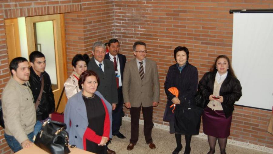 García Herradón e Bueno Lema, cos representantes das universidades estranxeiras nunha aula da Escola Politécnica Superior