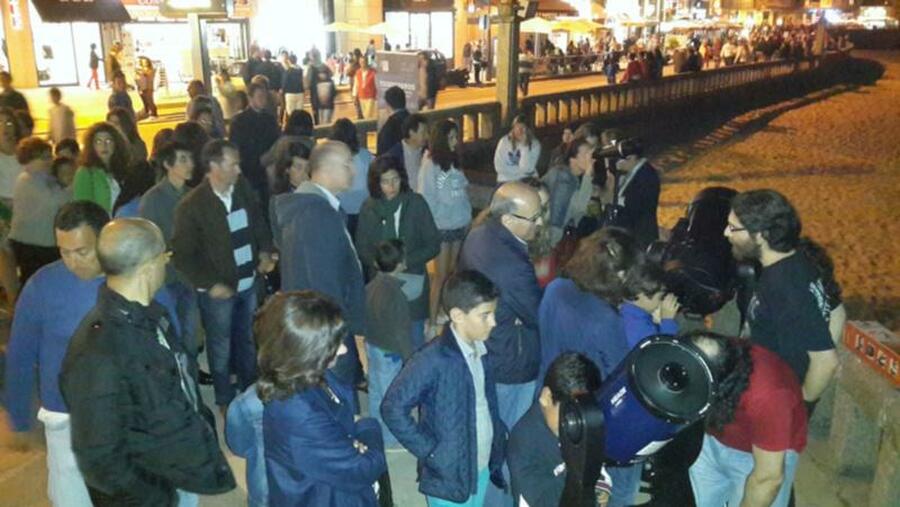 A xornada celebrada no paseo de Silgar, en Sanxenxo, congregou un nutrido grupo de persoas interesadas na observación astronómica