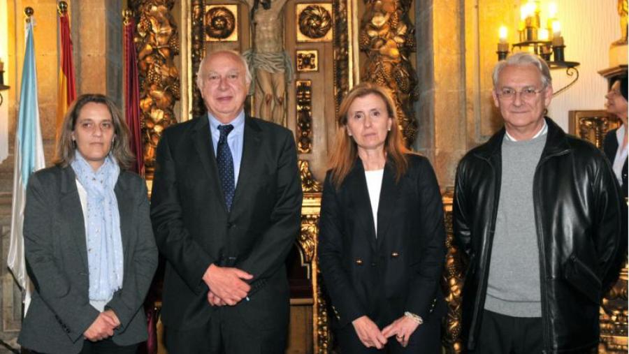 O reitor xunto ao equipo decanal da Facultade de Óptica e Optometría. Foto: Santi Alvite