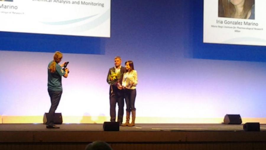 Iria González nun instante da recepción do premio durante a reunión anual da SETAC europea celebrada en Basilea