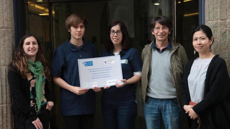 Jaiver Mouzo e Raquel Fernández no centro da imaxe, recolleron este xoves a súa credecial como bolseiros. Foto: Servimav-USC