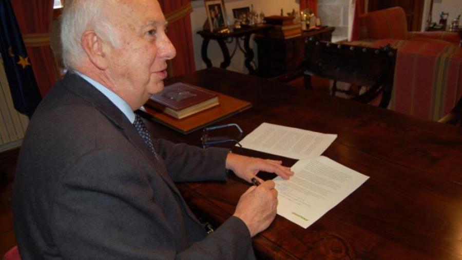 O reitor asinou a declaración internacional que lle facilitou a coordinadora de Greenpeace en Santiago