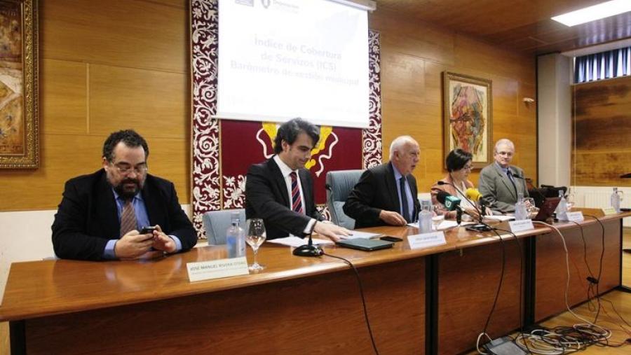 O reitor presidiu o acto no que se presentou o barómetro de xestión municipal (foto: Servimav-USC)