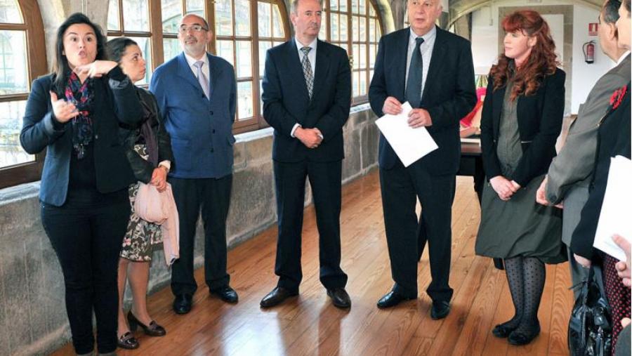 A exposición poderá visitarse no claustro alto do Colexio de Fonseca ata o día 20 de xuño (Foto: Santi Alvite)