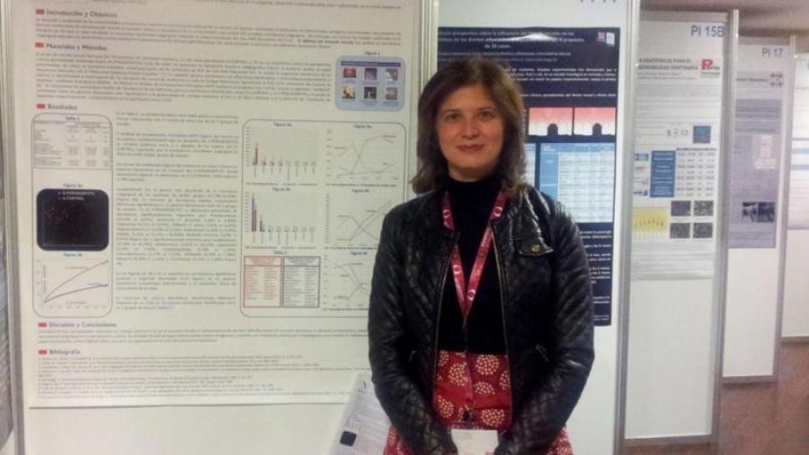 A profesora Inmaculada Tomás co póster premiado