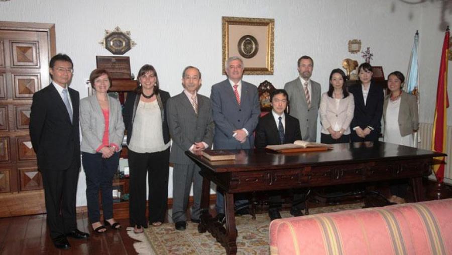 O reitor recibiu á comitiva no seu despacho en San Xerome. Foto: Servimav-USC