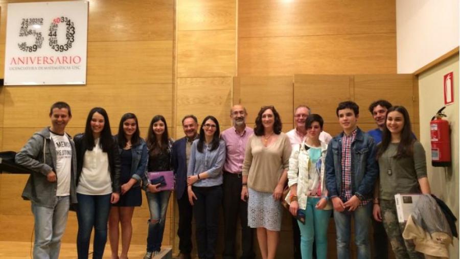 Os tres estudantes do IES do Camiño, á dereita da imaxe, por diante do seu titor, cos membros do xurado e outros premiados no certame convocado pola Facultade de Matemáticas da USC