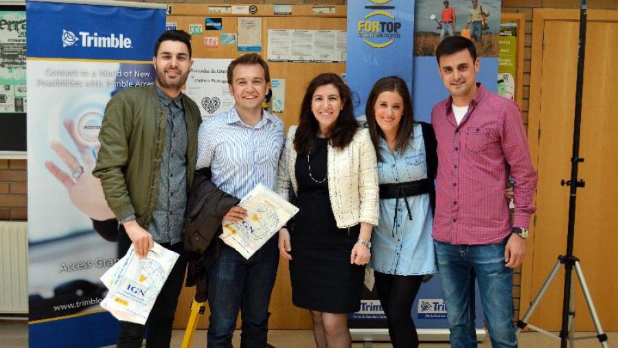 Alicia Cañizares, segunda pola dereita, na Escola Politécnica Superior de Lugo con María Iniesto e outros estudantes de Topografía