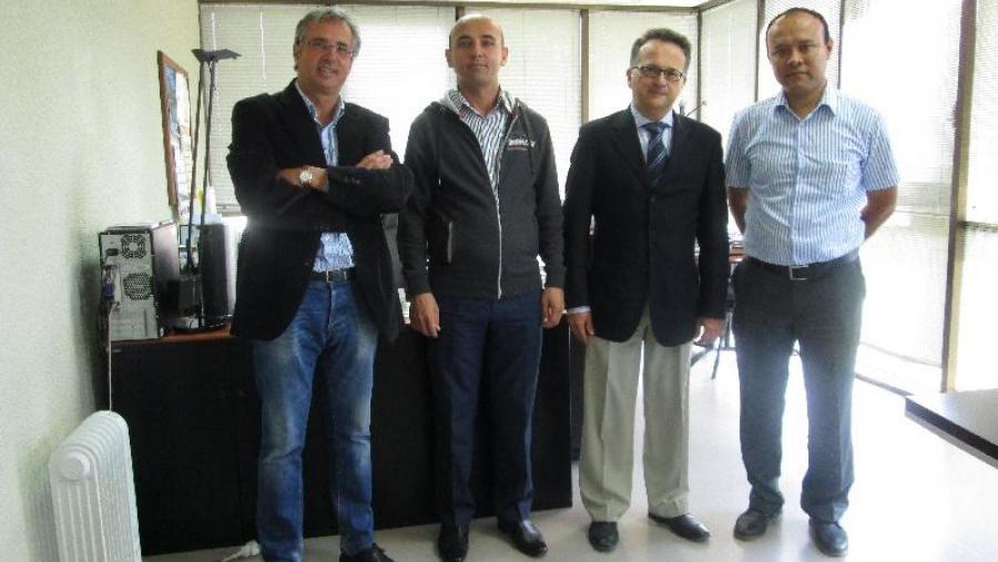 Agustín Merino e Javier Bueno, con representantes da delegación uzbeca que está de visita na USC