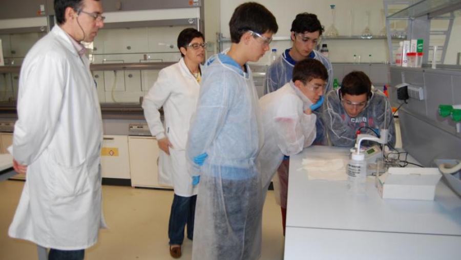 Estudantes de secundaria fan prácticas nos laboratorios de Ciencias en presencia de profesores da facultade